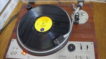 レコードプレーヤー　ターンテーブル